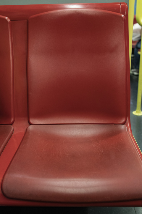 Roter Sitz in der U-Bahn