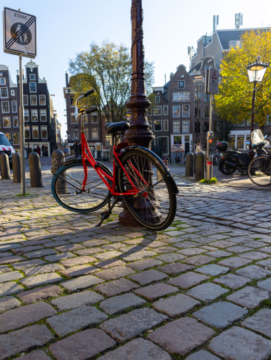 Rotes Fahrrad am Pol, Amsterdam