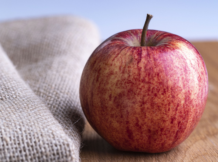 Ein Apfel auf dem Tisch