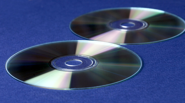 DVDs auf dunkelblauem Hintergrund