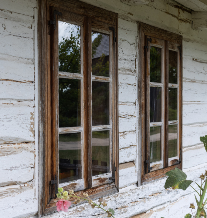Holzfenster in einem alten Haus