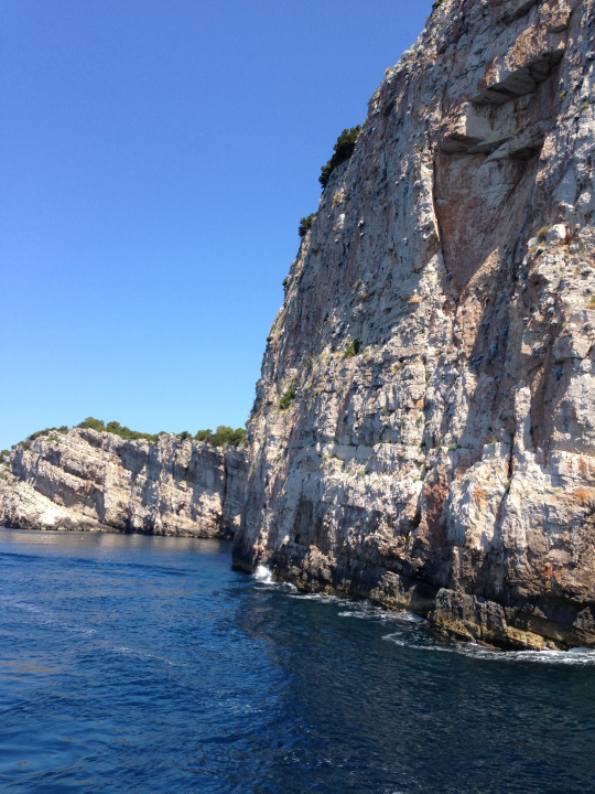 Blauer Himmel über der Bucht