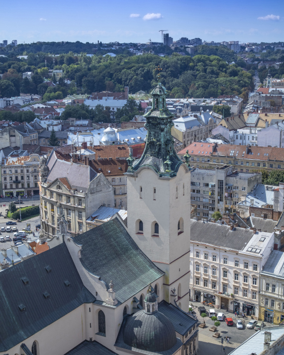 Blick auf die Dächer historischer Mietshäuser