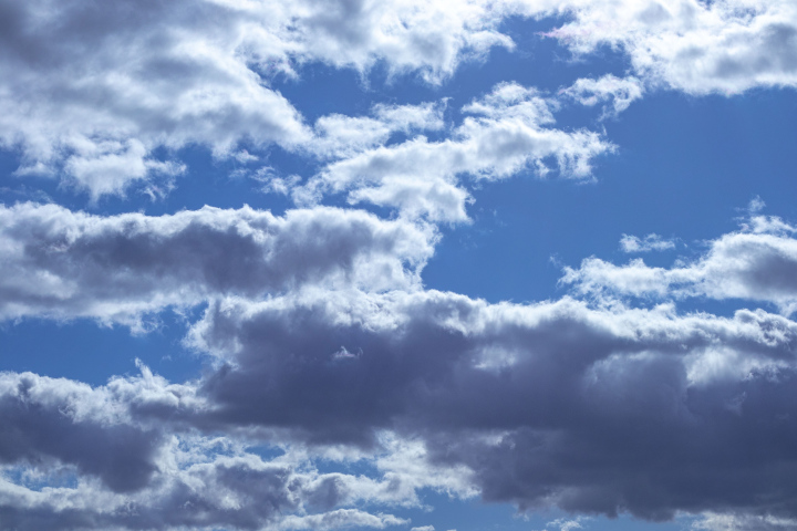 Wolken im blauen Himmel