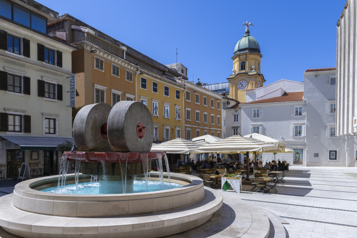 Altstadt von Rijeka. Brunnen und Café-Gärten.