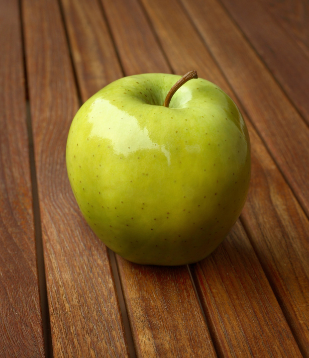 Ein Apfel auf dem Tisch