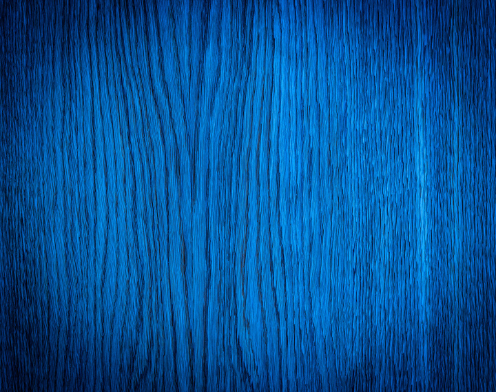 Blauer Hintergrund. Die Struktur des Holzes.