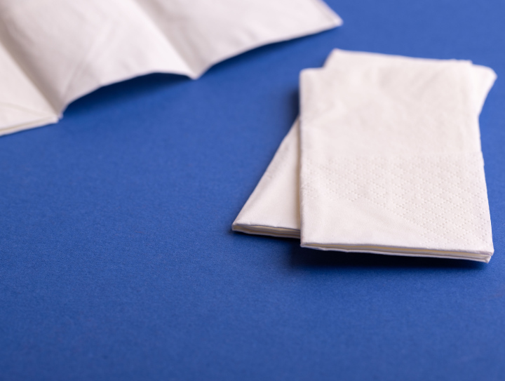 Papiertaschentuch auf blauem Hintergrund