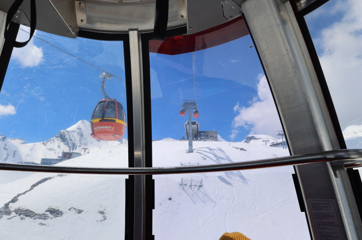 Das Innere der Seilbahn auf das Kitzsteinhorn. Österreich