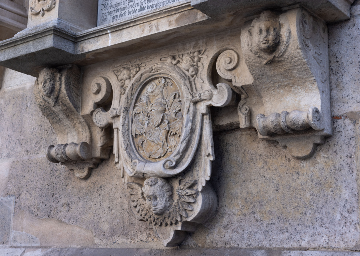 Historische architektonische Details an der Fassade des Stephansdoms in Wien