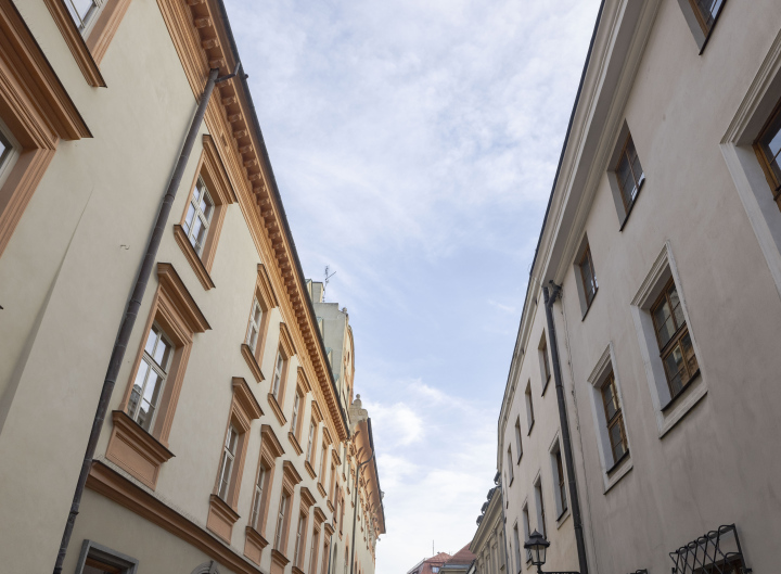 Historische Mietshäuser in einer Straße in Krakau