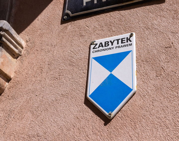 Gesetzlich geschütztes Denkmal - eine Gedenktafel an der Fassade des Gebäudes