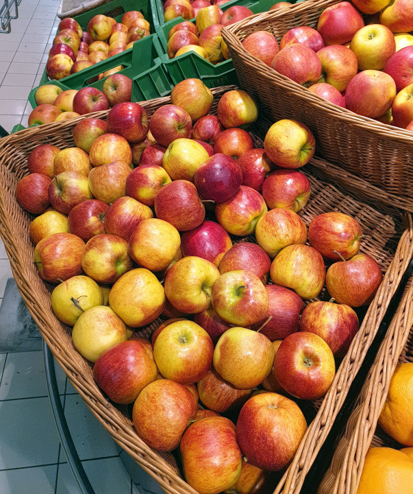 Äpfel in einem Supermarkt ausgestellt