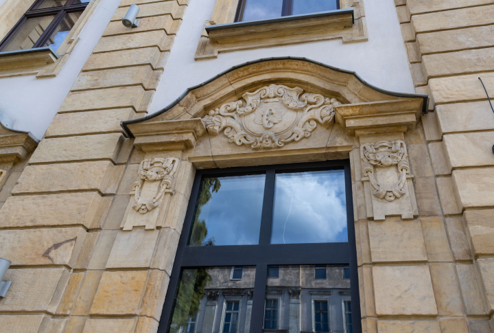 Ein Fenster in einem historischen Wohnhaus