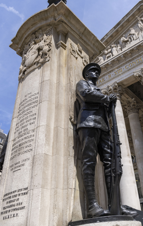 Eine Statue eines Soldaten mit Gewehr vor der Royal Exchange gegenüber der Bank of England in der City of London