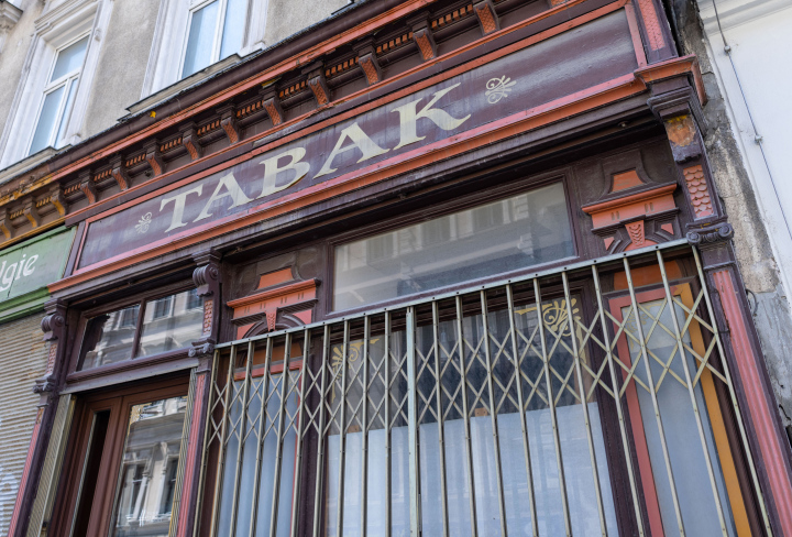 Alter, geschlossener Laden.