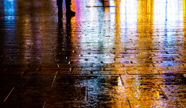 Abendregen auf dem mit bunten Lichtern beleuchteten Platz.