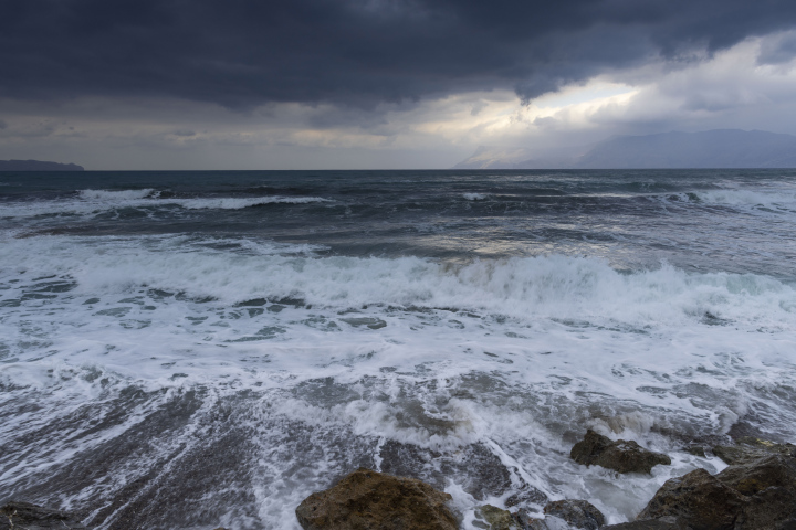 Hohe Wellen am Meer an einem bewölkten Tag.