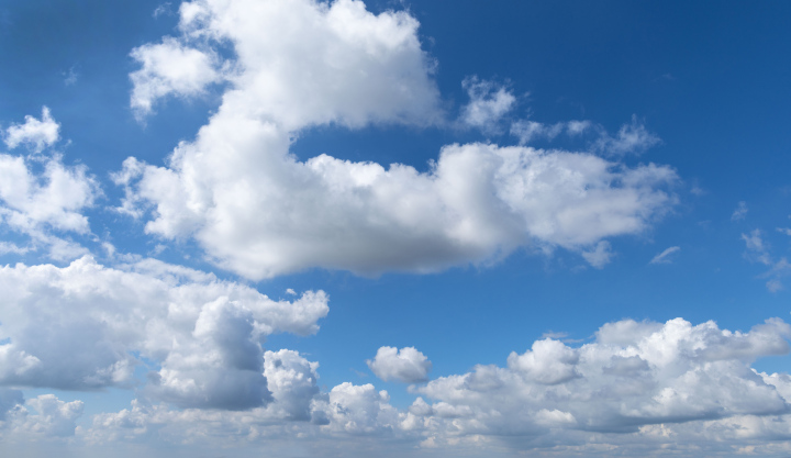 Blauer Himmel an einem klaren Tag, weiße Wolken, kostenloser Bild-Download