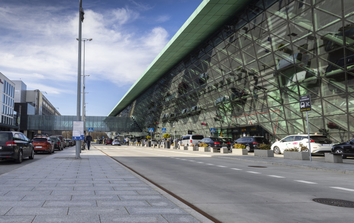 Flughafen Krakau. Parkplätze vor dem Terminal.