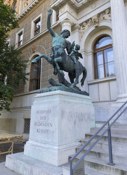 Akademie der bildenden Künste Wien, Statue neben dem Eingang