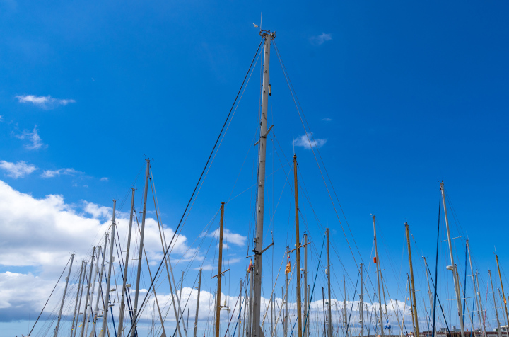 Masten festgemachter Segelboote