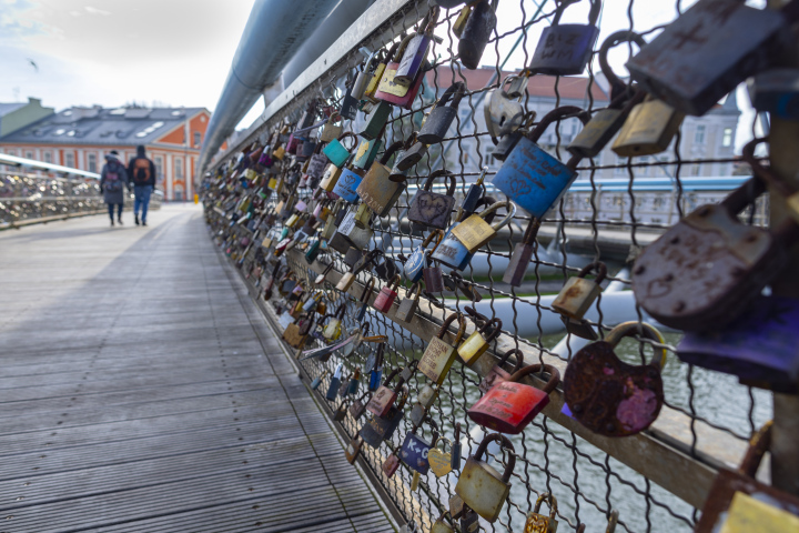 Bernatka-Fußgängerbrücke in Krakau und angebrachte Vorhängeschlösser