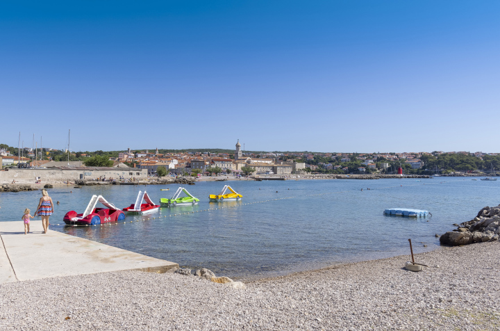 Kiesstrand in der Stadt Krk auf der Insel Krk