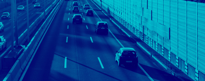 Autos auf der Autobahn, blaues Foto zur Präsentation