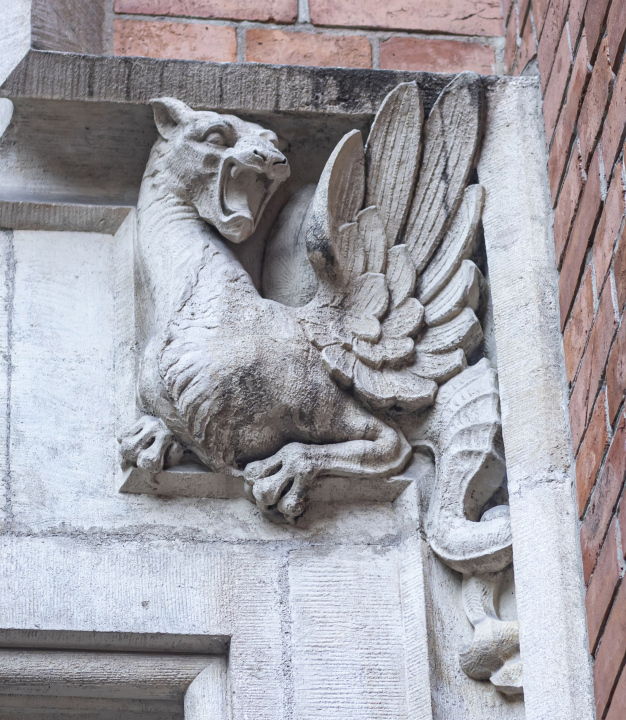 Drachenskulptur auf dem Portal eines Mietshauses am Collegium Phusicum, architektonisches Detail