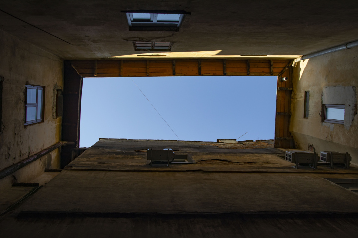 Ein Blick auf den Himmel von einem kleinen Hof