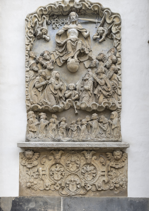 Historisches Basrelief von Breslau an der Fassade der Garnisonskirche