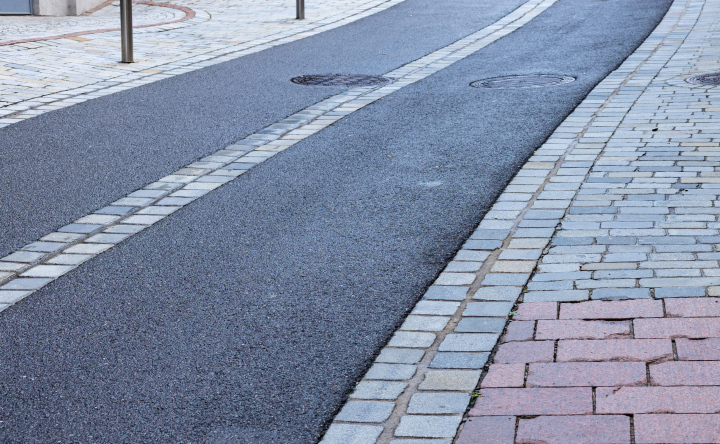 Asphaltstraße und Steinpflaster