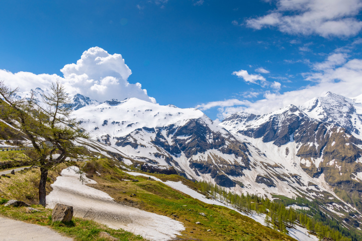 April in den Alpen. Schmelzender Schnee.