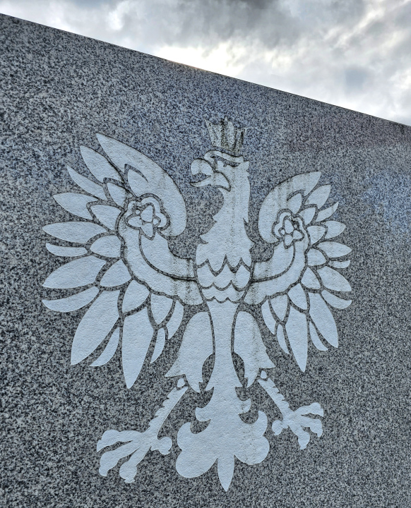 Wappen Polens, Gravur in Granit