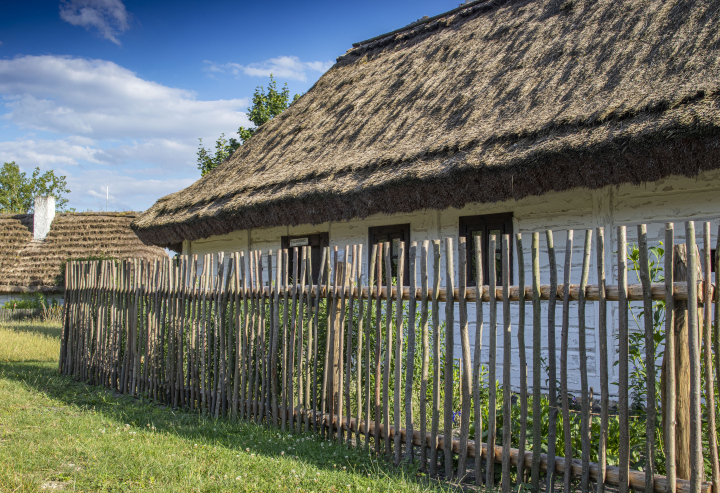 Ein Dorfhaus mit Strohdach