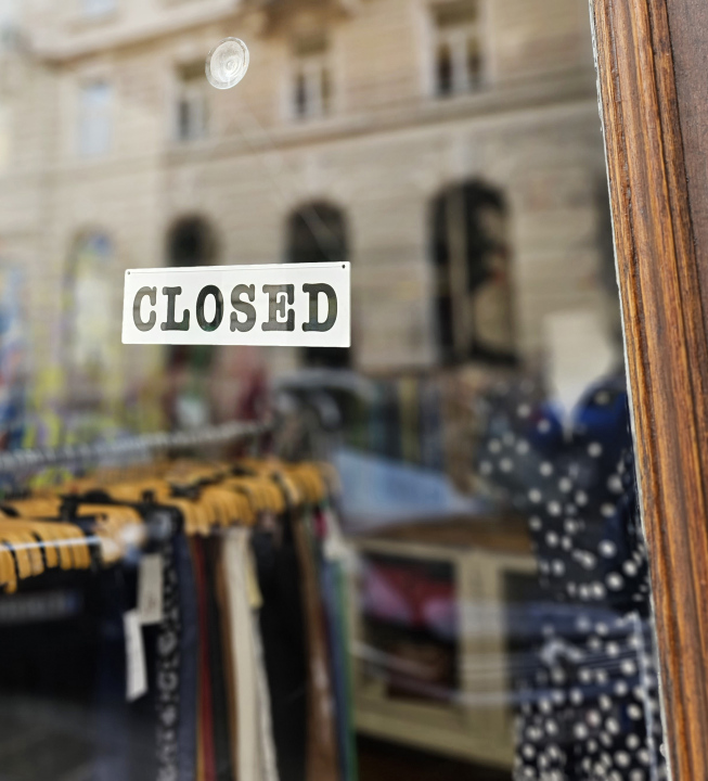 Geschlossener Laden, Aufschrift im Fenster.