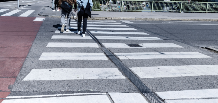 Zwei Personen an einem Fußgängerüberweg