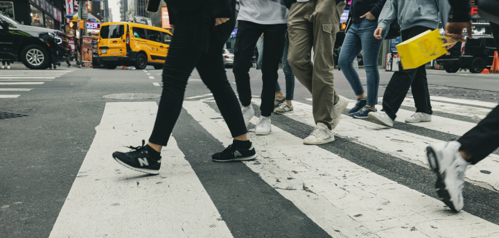 Menschen auf einem Zebrastreifen, New York, Manhattan