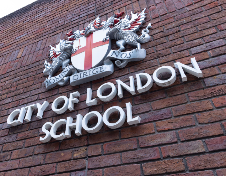 London School, die Inschrift an der Fassade des Gebäudes