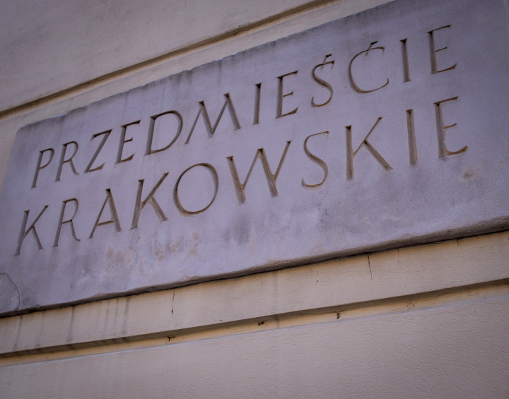 Przedmieście Krakowskie, eine Inschrift an der Fassade eines Mietshauses