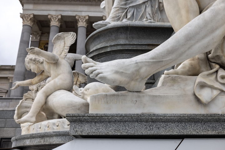 Fuß, Fragment einer Marmorskulptur vor dem österreichischen Parlamentsgebäude in Wien