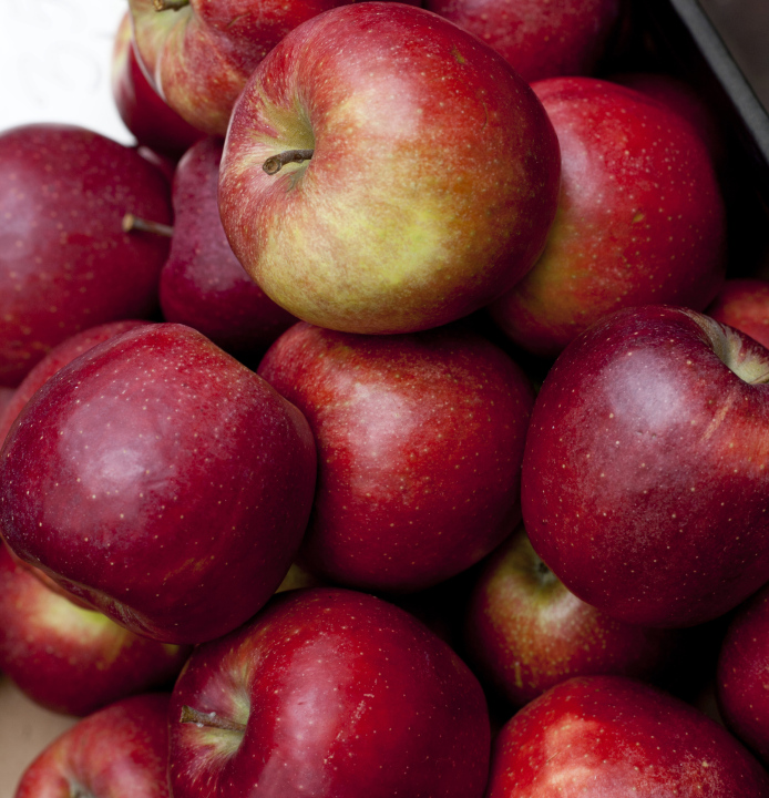 Rote Äpfel auf einem Marktstand