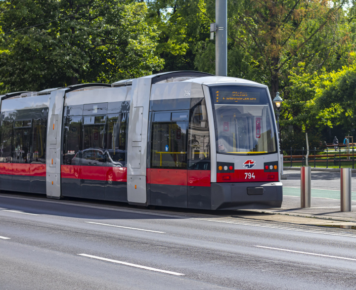 Rote Straßenbahn auf den Straßen von Wien
