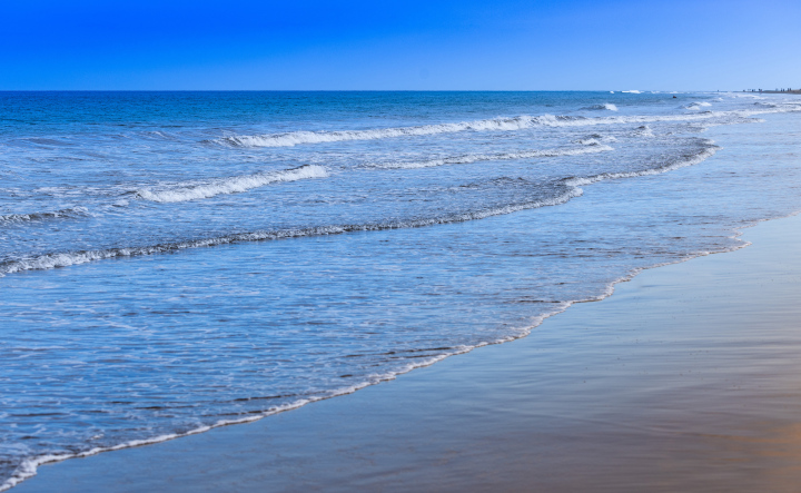 Meer und sanfte Wellen am Strand.