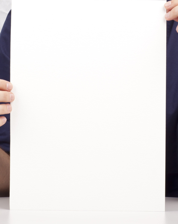 Weißes Blatt Papier in Händen