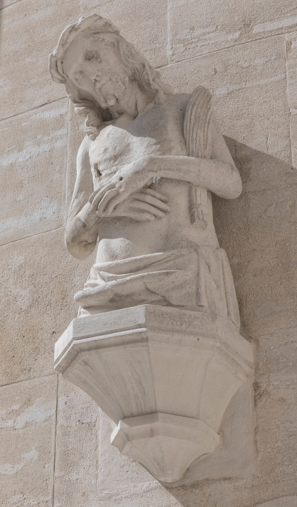 Jesus, Skulptur an der Fassade der Kirche.