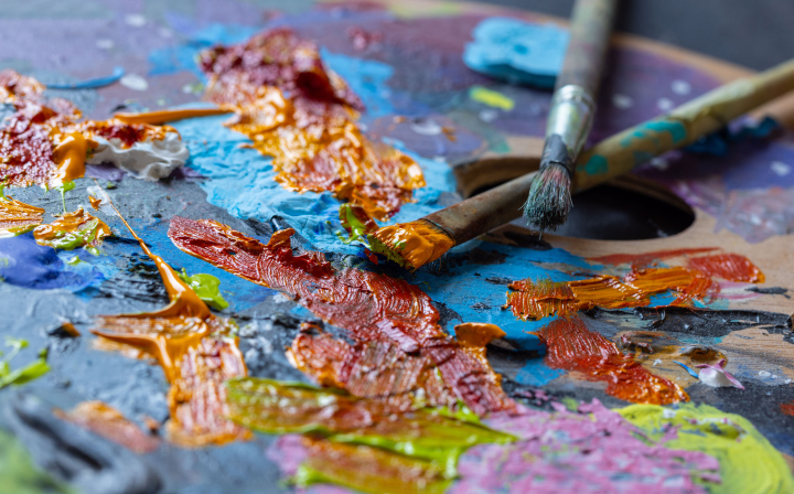 Malerpalette, Pinsel und gemischte Farben.