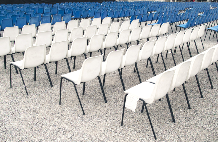 Leere Stühle, freie Plätze, eine kulturelle Veranstaltung