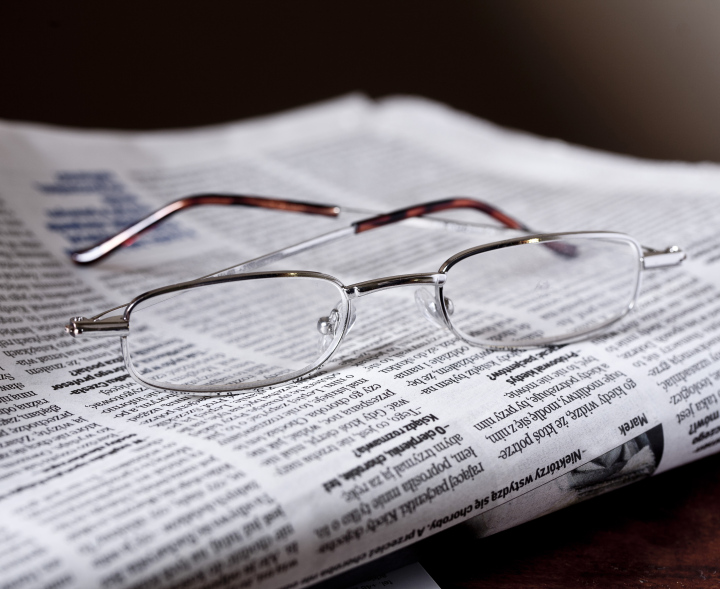 Brille auf Zeitung